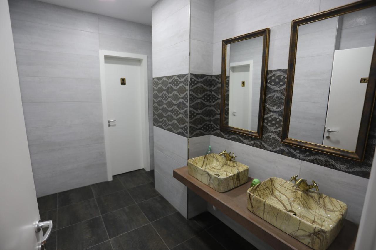 Elite Hotel Pogradec Bagian luar foto