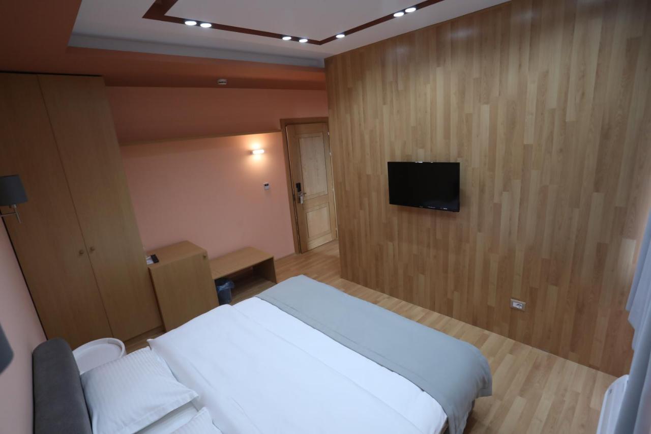 Elite Hotel Pogradec Bagian luar foto
