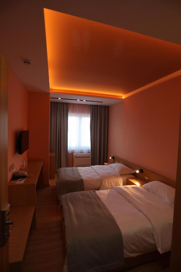Elite Hotel Pogradec Bagian luar foto