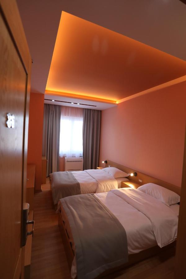 Elite Hotel Pogradec Bagian luar foto